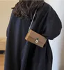 Fransk retro high-end struktur liten väska för kvinnor ny höst och vinter främmande stil kedja liten fyrkantig väska axel väska djupt brun färg