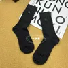 Nouveaux produits européens chaussettes femmes bulle coton étiquette en métal personnalisé longueur mi-mollet chaussette Tide marque Net rouge marée chaussettes groupage chaussette