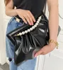 Kvällspåsar Fashion Fold Clutches Pearl Chain Design Lady Handbag Python Bankett kuvertväska damer Koppling Purses Bolsas 231006