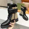 Womens Designer Boots أحذية شتاء الجلود الخشنة الكعب الكثيف الأزياء الكلاسيكية المعادن الأحذية الأحذية الأحذية الأحذية الرياضية أعلى جودة 35-41