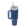 Mugs Adventure Quencher Vacuum Metal Cup rostfritt resemugg isolerade 40oz tumlare med handtag med lock och halm 231007