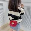 Torebki mini małe piękne torebki torba mody torebki dla dziewcząt monety na skórę łańcuchową urocze dzieci crossbody ramię mała torebka patentowa 231006