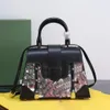 Original-Luxus-Designer-Klassiker-Tasche. Die neueste Handtasche. Modische Handtasche mit feinkörnigem Kalbsleder, minimalistisches Design, Zusammenstellung von Metallschildern. Zurückhaltend und teuer