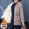 Fourrure femme fausse fourrure mère hiver femmes fourrure laine d'agneau polaire Plus velours coton veste manteau 5xl pardessus à capuche Fe survêtement L231007