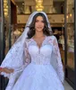 Eine Linie weiße Kleider für Braut gegen Nackenspitze Langarmes Hochzeitskleid Perlen Rock Designer Brautkleider