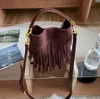 Bolsa balde retrô versátil com borla fosca para mulheres 2023 outono/inverno Nova bolsa de alta capacidade de um ombro crossbody com fivela e cor marrom profundo