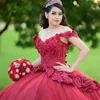 Czerwony dekolt w stylu w stylu ramion błyszczące sukienki Quinceanera Tiul Appleques Flower Freading Dress for Women Even Evening Ball Stun