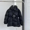 Chaqueta de plumón de diseñador para mujer 2023, cálida chaqueta con capucha negra de invierno con cremallera en la cintura y chaqueta con parche de metal engrosado, chaqueta corta de plumón