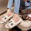 Frau Designer Lamm Wolle Hausschuhe Echt Leder Sandalen Luxus Marke Rutschen Plattform Mode Mädchen Warme Bequeme Schuhe Herbst Winter Rutschen 2499