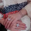 Casual Natural Aaa Moissanite Pierścień Pierścień Kamień 100% prawdziwy srebrny kolor biżuterii Pierścień Kobiety Niewidzialne ustawienie z diamentowym koktajlem Ring192J