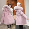 Fourrure Femme Fausse Fourrure 2023 Nouvelle Veste D'hiver Femmes Parka Mode Manteau Long Doublure En Laine Parkas À Capuche Mince Avec Col De Fourrure Vêtements De Neige Chauds Vêtements RembourrésL231007