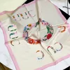 Kadın Tasarımcı İpek Eşarp Lüks Çiçek Mektubu Baskı Eşarpları Yaz Kafa Bandı Moda Squares Şal bayanlar Plaj Boyun Eşarpları Tote Çanta Şeridi Atd8