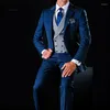 メンズスーツ3ピースグルームウェディングネイビーのためのタキシードノッチ付きラペルマンファッションジャケットグレーウエストコートパンツを持つ男性