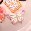 الجملة 100pcs PVC Peace Love Bus Butfly Heart Heart High High Cheels Garden Show Sharms Decorations for Button Clog Backpack Holiday Gift
