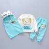 Set di abbigliamento Autunno Inverno Vestiti per bambina Bambini Ragazzi Gilet con cappuccio addensato T-shirt Pantaloni 3 pezzi / set Costume per bambini Tute per bambini 231007