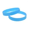 Bracelets de charme 50 PCS Bande bleue unie Glow dans le bracelet en caoutchouc de silicone foncé Taille de la jeunesse