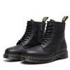 المصمم Martins 1460 أحذية Womens Airwair منصة الكاحل Martin Boot High Doc Og Jadon Leather Nappa Woman Yellow Stitch الجوارب المتسكع