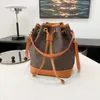 2023 NYA PU Material Bucket Bag High Sense Pull-Belt Small Påsar Stitching Mini Bag One-Shulder Crossboby Påsar
