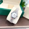 Lyxkvinnor tittar på rostfritt stål kvartsrörelse japan batteri 28mm diamant fodral titta rosa ansikte livsstil vattentät designer armbandsur montre de luxe