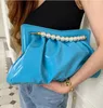 Kvällspåsar Fashion Fold Clutches Pearl Chain Design Lady Handbag Python Bankett kuvertväska damer Koppling Purses Bolsas 231006