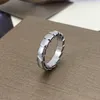 Anello di lusso con osso di serpente Anello da donna personalizzato a forma di serpente in acciaio inossidabile personalizzato Pieno di stelle del cielo Pieno di anello con faccia liscia Fritillaria con conchiglia di diamanti