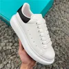 Designer kalvskinn överdimensionerade plattformskor mens trippel vit svart chock rosa frodig röd arbetar blå sammet lyxiga avslappnade sneakers läder kvinnors tränare US 5-11