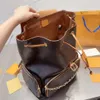 Borsa da viaggio zaino bookbag da uomo Zaino stile donna Lettera floreale Catene con cerniera Borsa da viaggio ad alta capacità con patta a forma di barile