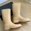 Bottes de pluie hautes de haute qualité Mi-mollet Noir Beige Demi-bottes Bout rond Talon plat Logo sur le devant Semelle en caoutchouc Créateurs de luxe pour femmes Chaussures décontractées Chaussures d'usine