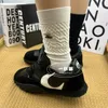 新しいヨーロッパの商品靴下女性用バブルコットンメタルラベルパーソナライズされたミッドカーフ長さの靴下ブランドネットレッドタイドソックスバンシングソックス
