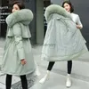 Pelliccia sintetica da donna 2023 Inverno Nuove donne europee e americane di media lunghezza grande collo di pelliccia cappotto di cotone moda giacca piumino cappotto di cotone L231007