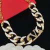 Ouro personalizado feminino brinco argola cheia de diamantes v carta sinal simples círculo brinco do parafuso prisioneiro moda exagerada colar designer 262g