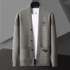 남자 스웨터 포켓 니트 가디건 2023 봄과 가을 패션 캐주얼 절묘한 자수 숄 스웨터 코트