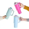 Mugs Adventure Quencher Vacuum Metal Cup rostfritt resemugg isolerade 40oz tumlare med handtag med lock och halm 231007