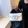 2024 Nowy projektant damski crossbody crossbody popularna błyszcząca diamentowa metalowa faktura damska netto czerwona crossbody ręczna mała kwadratowa torba swobodna wszechstronna torba