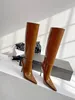 23 bottes de mode classiques pour femmes, bout pointu et talons fins, semelle extérieure en cuir véritable, tige en cuir de vachette perlée avec bords ouverts et chaussures pour femmes avec doublure en peau de vache.