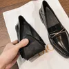 Kapcie luksusowe małe skórzane buty kobietę płaskie spiczasty palce damski Oxford 2 -dracki łańcuch obuwia Femme duży rozmiar 4243 Sneaker 231006