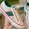 Tennis 1977 Sneaker con stampa Scarpa con striscia Web verde e rossa Luxurys Low-Top Lace Up Classiche sneakers con griglia in cellulosa Designer Scarpe casual njhy00002