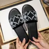 Lyx Slidesandaler broderade brev Flat tofflor för kvinnor Summer Designer Flip Flop Leather Slide Outdoor Beach Pink Pattern Casual Women's Sandal Shoes
