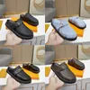 Designer Slipper Cozy Flat Sandals Calfskin Mules Clogs Denim Letter Printing Comfort Comfort Skor Plattform Lyxig Easy Sandal Fashion Womens Fluffy Shoe Scuffs 4V