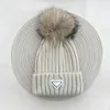 Designer tricot chapeau chapeau fourrure de raton laveur boule de fourrure matériau acrylique résistant au froid style unisexe chaud adapté aux hommes et aux femmes portent la tête et la queue