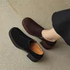 Robe chaussures 2023 automne mocassins en cuir véritable français bout rond talon épais hiver femmes pompes talons hauts pour la main