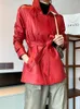 السترات الحمراء الجلدية النسائية النساء الموضة الكورية للبصفقة المتوسطة صدر مزدوجة إلى طويلة من جلد الغنم من جلد الغنم من مانتو فيم.