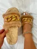 Тапочки Зимние плюшевые тапочки Модные однотонные женские сандалии с открытым носком с металлической цепочкой Уличная повседневная женская обувь Модная обувь 231007