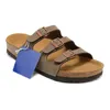 Designer tofflor män kvinnor flip flops spänne täppar mocka läder boston arizona glider tofflor vit svart kausal sandal tofflare