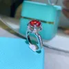Carttiers pierścień projektant biżuterii Kobiety Oryginalna jakość gołębi krew czerwony kwiat pączek moissanite pierścień