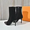 2023s Botas de inverno Bomba de desenhista de luxo para mulheres malha tornozelo bota preta sapatos de couro de bezerro v-botas macio tecido elástico marrom estrela clássica e sola de borracha pontiaguda