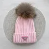 Designer tricot chapeau chapeau fourrure de raton laveur boule de fourrure matériau acrylique résistant au froid style unisexe chaud adapté aux hommes et aux femmes portent la tête et la queue