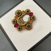 Broche de diseñador, broche de oro de bronce de cristal de doble alfabeto, personalidad elegante, personalidad de San Valentín, Navidad, regalos de alta calidad