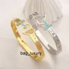 الأزياء الفاخرة الفاخرة Bangle جديدة 2023 أساور الكفة 18K الذهب مطلي سوار المعادن العلامة التجارية 2023 هدية قلب الإسهار للنساء حب المجوهرات بالجملة ACCE