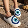 Pantoufles YvvCvv dessin animé oeil bleu moelleux fourrure pantoufles femmes chaud fermé orteil mignon en peluche coton pantoufles maison doux hiver intérieur chaussures 231007